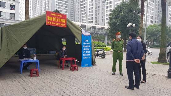 Hà Nội: Phạt 28 người ra đường không cần thiết ở khu chung cư Times City
